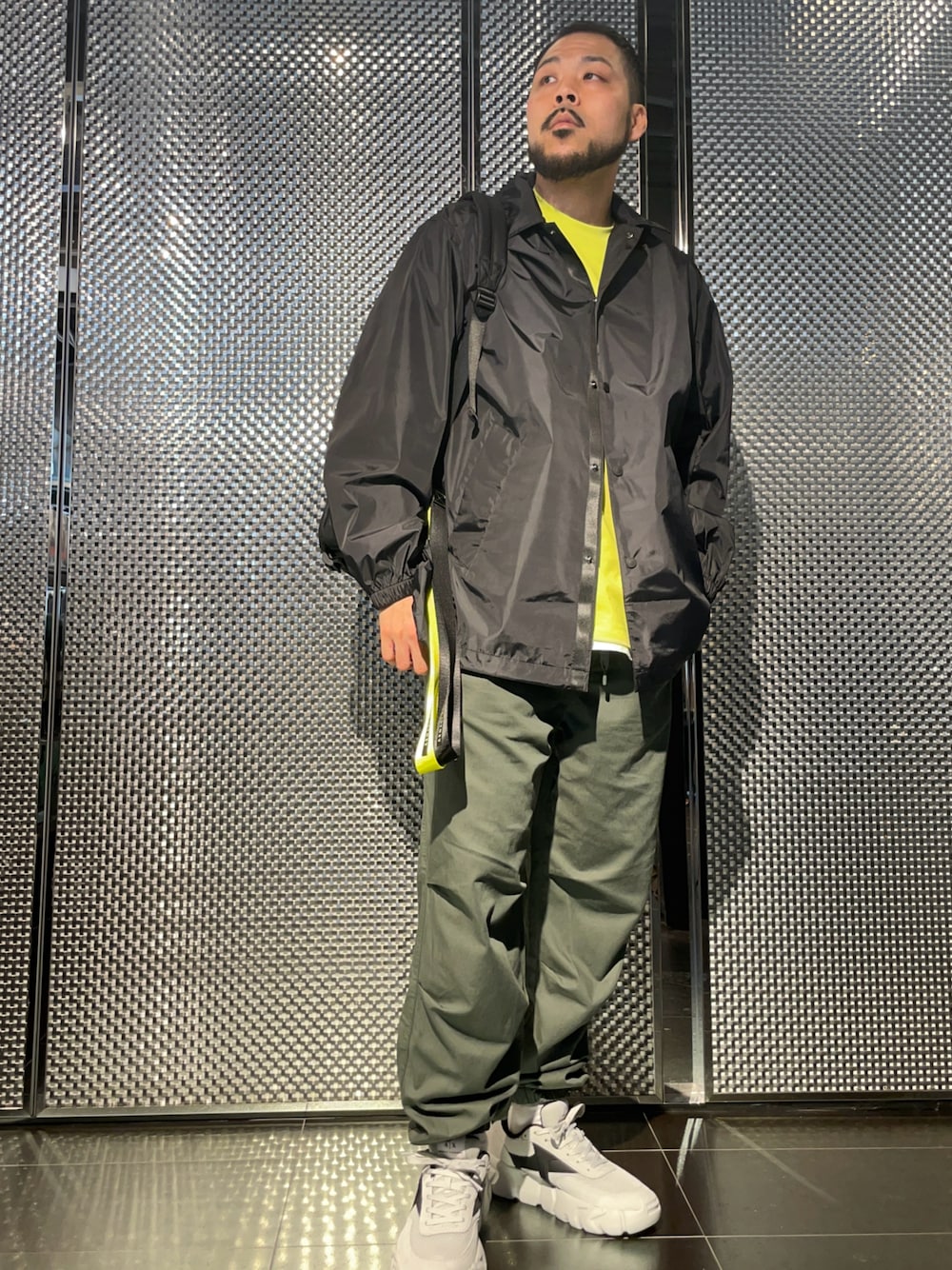 「春のNewスタイル、お洒落さんとつながりたい、カジュアルコーデ、ストリート、スニーカー、イエロー、シンプルスタイル、春服、今日のコーデ、はるコーデ、30代コーデ、アルマーニエクスチェンジ、armaniexchange、AXchanger、AXchange」｜「ARMANI EXCHANGEの【A|X アルマーニ エクスチェンジ】チャンキーソール　レースアップスニーカー（EC限定カラー含）（スニーカー、グレー系）」を使った、Ponzさん（メンズ・179cm）の春コーディネートの1枚目の写真
