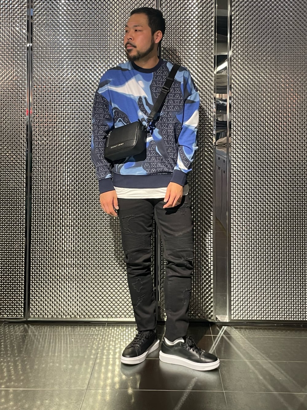 「カジュアルコーデ、armaniexchange、着回しコーデ、メンズファッション、今日のコーデ、アルマーニエクスチェンジ、30代コーデ、axchange、ファッションを楽しもう、AXchanger、総柄、ロゴスウェット、スニーカー、バイカーデニム、スキニーデニム」｜「ARMANI EXCHANGEの【A|X アルマーニ エクスチェンジ】ロゴ　レースアップスニーカー（スニーカー、ブラック系）」を使った、Ponzさん（メンズ・179cm）の冬コーディネートの1枚目の写真