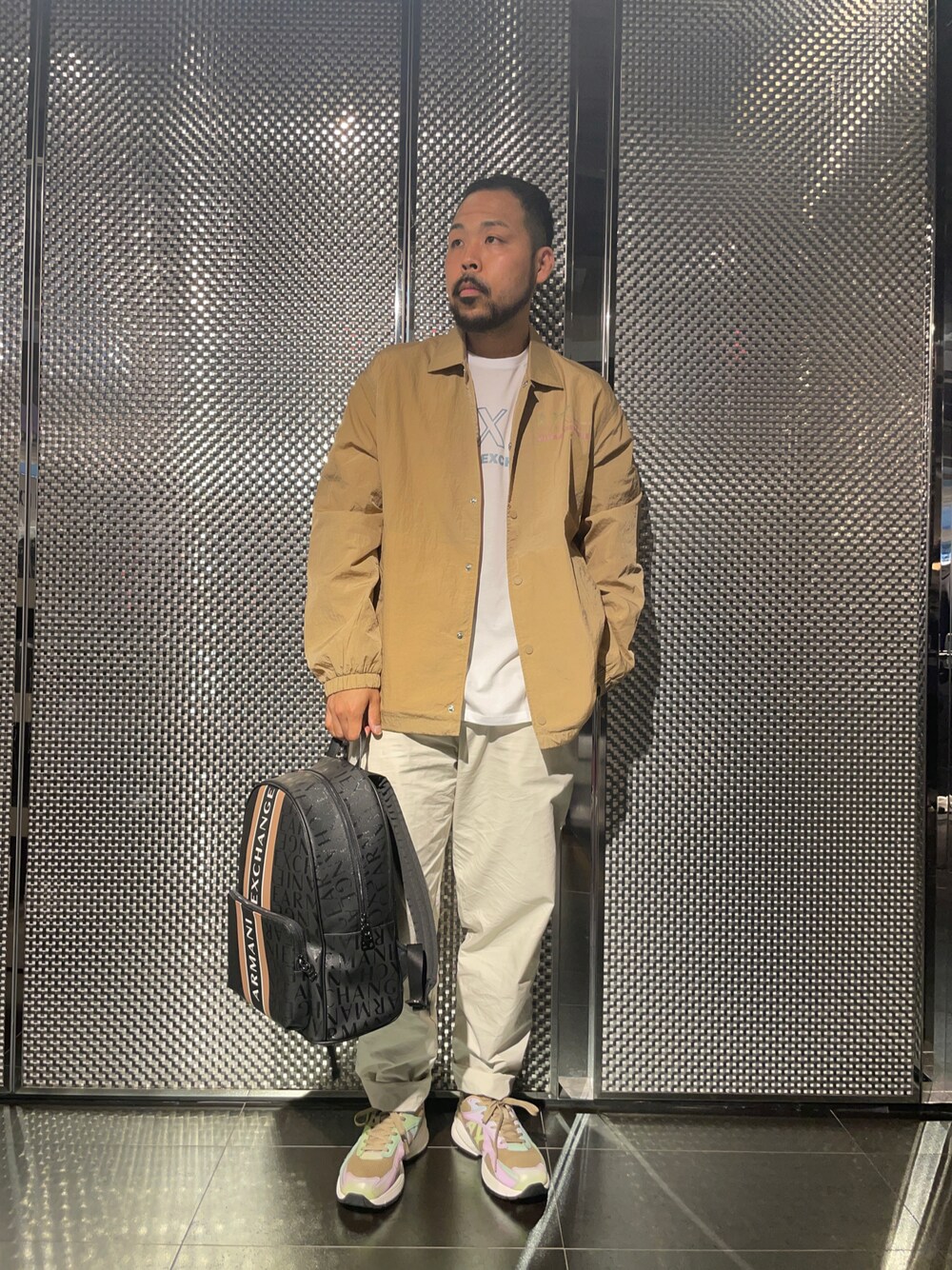 「いまどきジャケット写真、大人カジュアル、オーバーサイズ、春夏コーデ、大人コーデ、ゆるコーデ、休日スタイル、着回しコーデ、アルマーニエクスチェンジ、armaniexchange、AXchanger、AXchange、30代コーデ、スポーツミックス、ベージュ」｜「ARMANI EXCHANGEの【A|X アルマーニ エクスチェンジ】ロゴ　レースアップスニーカー（スニーカー、その他）」を使った、Ponzさん（メンズ・179cm）の春コーディネートの1枚目の写真