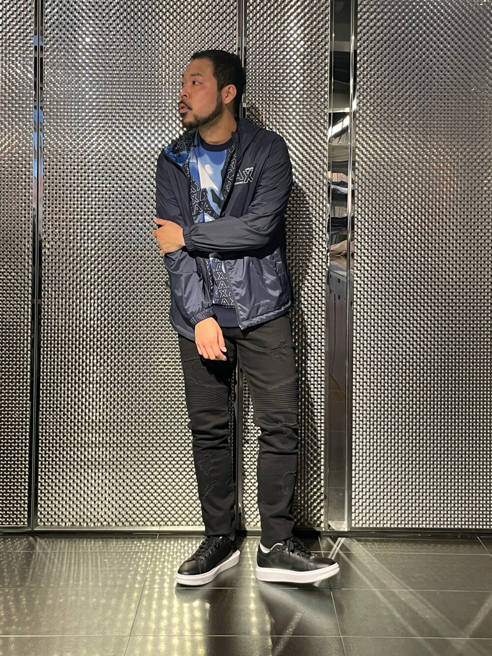 「休日スタイル、ナイロンジャケット、カジュアルコーデ、armaniexchange、着回しコーデ、オトナカジュアル、アルマーニエクスチェンジ、30代コーデ、axchange、AXchanger、スニーカー、柄、バイカーパンツ」｜「ARMANI EXCHANGEの【A|X アルマーニ エクスチェンジ】ロゴ　レースアップスニーカー（スニーカー、ブラック系）」を使った、Ponzさん（メンズ・179cm）の冬コーディネートの1枚目の写真