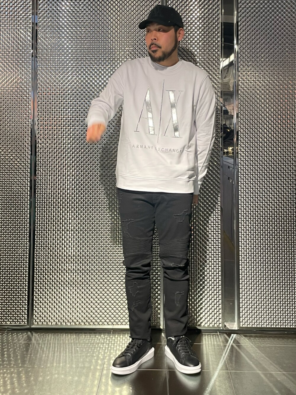 「春のおしゃ見えテクニック、春服、大人カジュアル、シンプルスタイル、ブラックコーデ、メンズコーデ、ファッションを楽しもう、モノトーン、スニーカー、30代コーデ、ロゴスウェット、アルマーニエクスチェンジ、armaniexchange、AXchanger、AXchange」｜「ARMANI EXCHANGEの【A|X アルマーニ エクスチェンジ】バイカー　ダメージデニムパンツ_J27 SKINNY（デニムパンツ、ブラック系）」を使った、Ponzさん（メンズ・179cm）の春コーディネートの1枚目の写真
