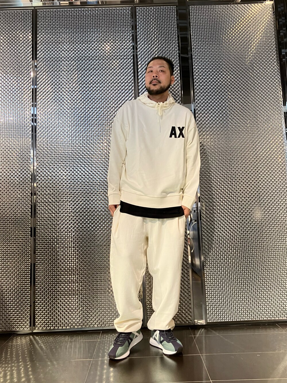 「ビッグシルエット、セットアップ、パーカー、オーバーサイズ、シンプルスタイル、カジュアルコーデ、ゆるコーデ、韓国ファッション、30代コーデ、ほめられ本命コーデ」｜「ARMANI EXCHANGEの【A|X アルマーニ エクスチェンジ】AXロゴ 半袖クルーネックTシャツ (UNISEX CAPSULE)（Tシャツ/カットソー、ブラック系）」を使った、Ponzさん（メンズ・179cm）の冬コーディネートの1枚目の写真