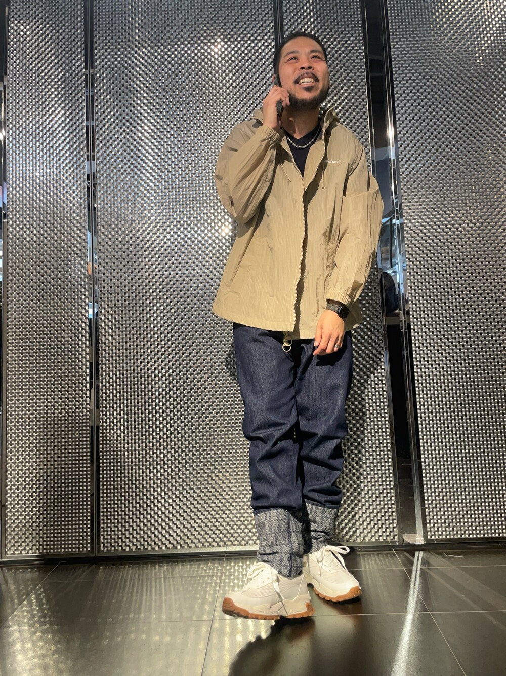 「春のNewスタイル、ベスト、お出かけコーデ、デニムパンツ、30代コーデ、アースカラー、おしゃれさんと繋がりたい、ゆるコーデ、アルマーニエクスチェンジ、armaniexchange、AXchanger、AXchange、パーカー、ootd、今日のコーデ」｜「ARMANI EXCHANGEの【A|X アルマーニ エクスチェンジ】AXロゴ　レースアップスニーカー（スニーカー、ホワイト系）」を使った、Ponzさん（メンズ・179cm）の春コーディネートの1枚目の写真
