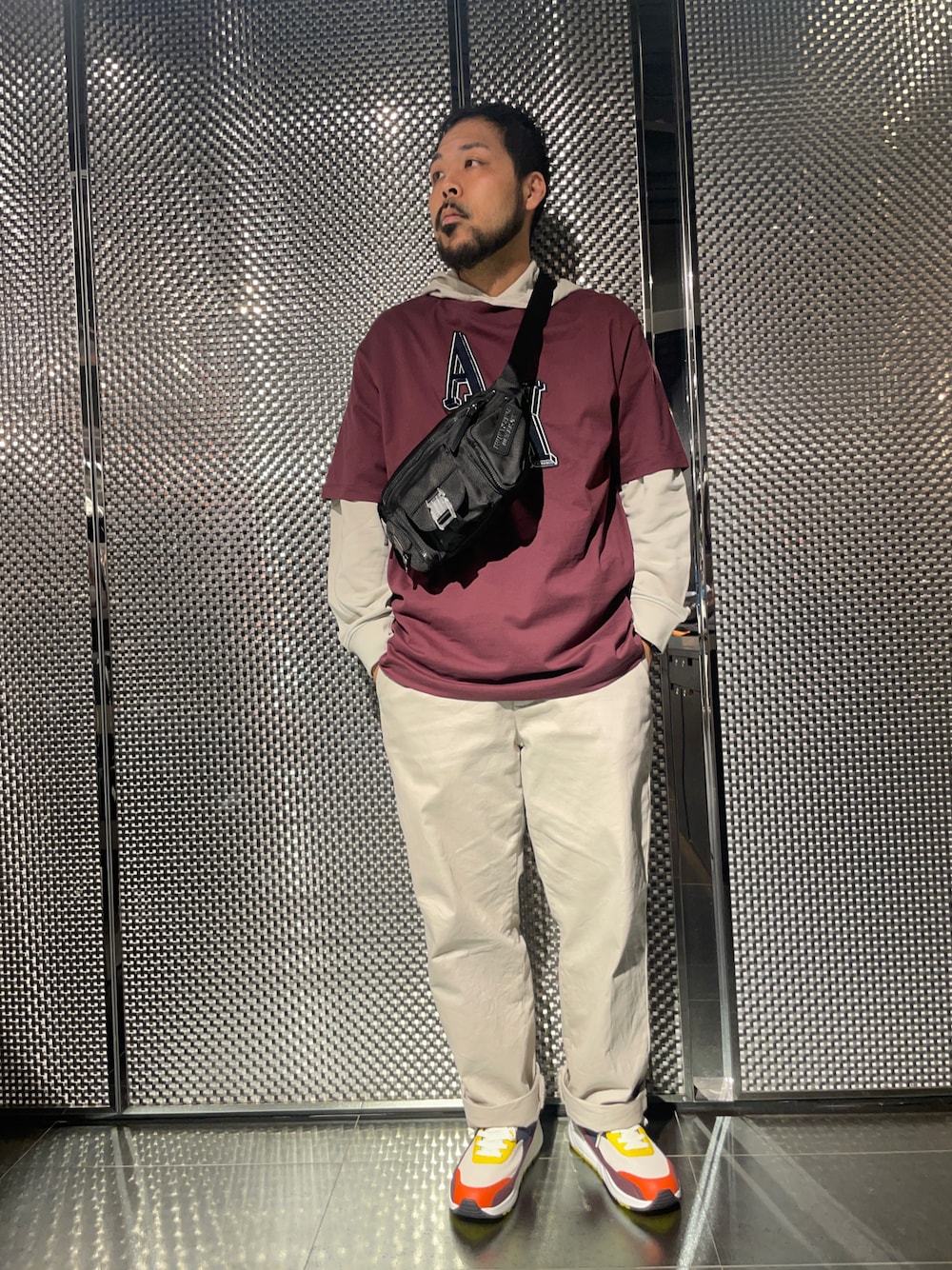 「ファッションを楽しもう、ゆるコーデ、スニーカーコーデ、レイヤードスタイル、30代コーデ、重ね着ベストシーズン、アルマーニエクスチェンジ、armaniexchange、AXchanger、AXchange、おしゃれさんと繋がりたい、オーバーサイズ、ビッグシルエット、ロゴT、ミニバッグ」｜「ARMANI EXCHANGEの【A|X アルマーニ エクスチェンジ】ロゴ　レースアップスニーカー（スニーカー、その他）」を使った、Ponzさん（メンズ・179cm）の秋コーディネートの1枚目の写真