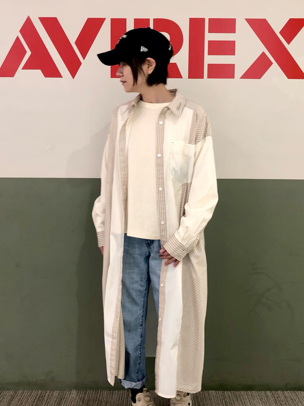 「デニム、デニムパンツ、シャツワンピ、大人女子、春コーデ、ドロップショルダー、カジュアルガーリー、カジュアルコーデ、淡色コーデ、ワンピースコーデ」｜「AVIREXの【× NEW ERA】MLB × AVIREX 9サーティ ヤンキース ベースボール キャップ / 9THRTY Yankees BASEBALL CAP（キャップ、ブルー系）」を使った、mihotakematsuさん（レディース・156cm）の春コーディネートの1枚目の写真