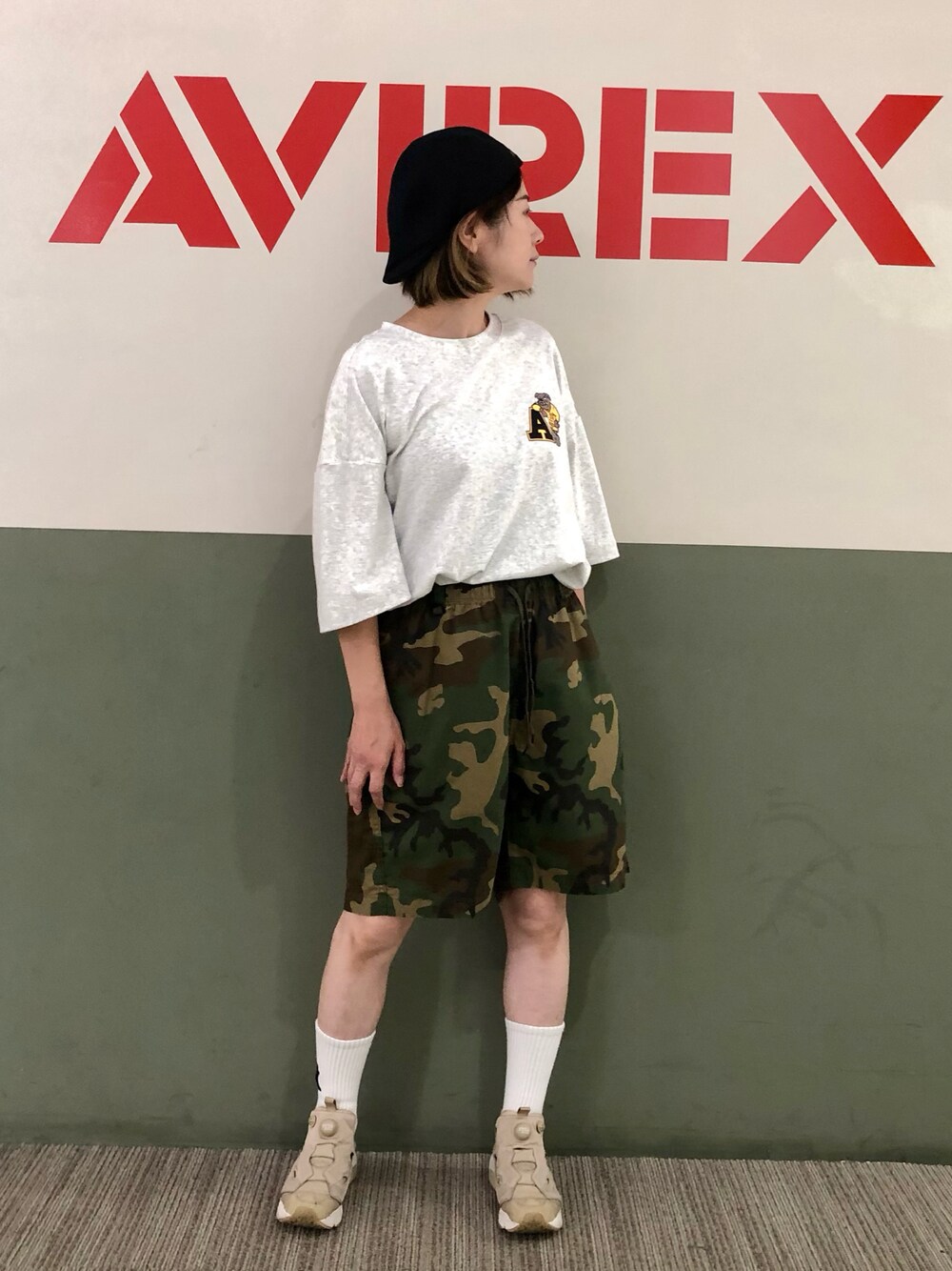 「ベレー帽、カモフラ、ショートパンツ、AVIREX、迷彩、休日スタイル、ハンチング、アビレックス、夏コーデ、AVIREXBelle」｜「AVIREXのHUNTING / ハンチング（ハンチング/ベレー帽、ブラック系）」を使った、mihotakematsuさん（レディース・156cm）の夏コーディネートの1枚目の写真