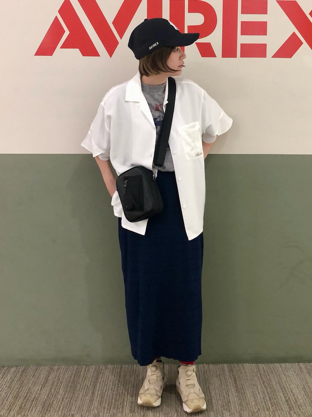 「ブラウス、ホワイト、キャップ、ロングスカート、ニューエラ、ニットスカート、ootd、レザーバッグ、ポシェット、ママファッション」｜「AVIREXの【× NEW ERA】MLB × AVIREX 9サーティ ホワイトソックス ベースボール キャップ / 9THRTY WHITE SOX BASEBALL CAP（キャップ、ブラック系）」を使った、mihotakematsuさん（レディース・156cm）の夏コーディネートの1枚目の写真