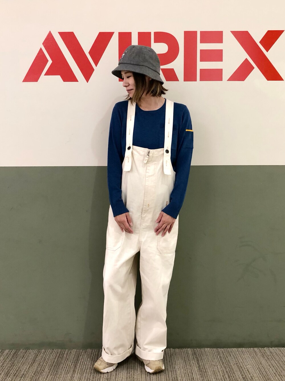 「ニット、ミリタリー、ブルー、サロペット、オールインワン、オーバーオール、AVIREX、アビレックス、初秋コーデ、秋先取りコーデ」｜「AVIREXのWAPPEN METRO HAT / ワッペン メトロ ハット / AVIREX / アヴィレックス（帽子、グレー系）」を使った、mihotakematsuさん（レディース・156cm）の秋コーディネートの1枚目の写真