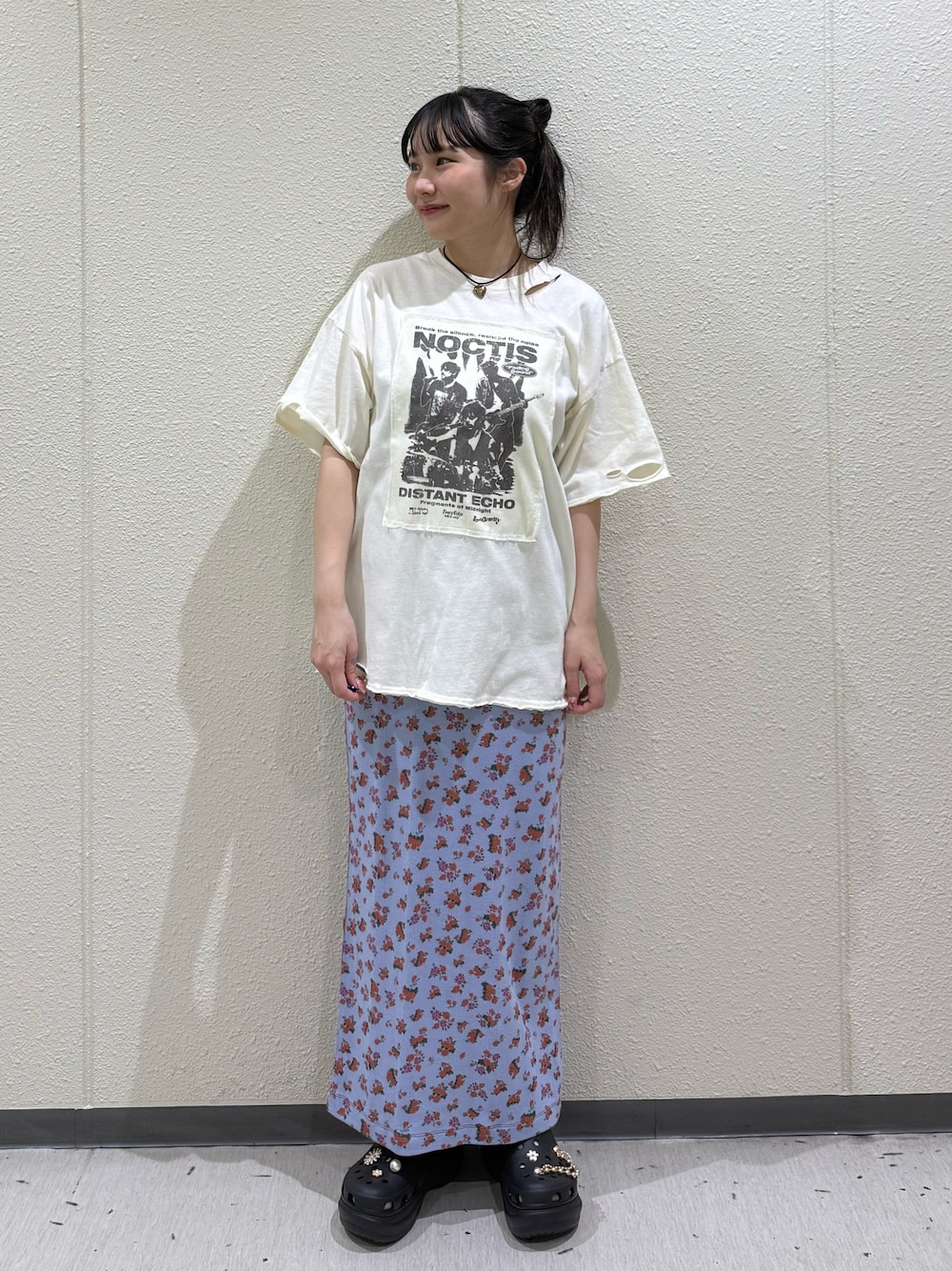 ホワイト系のTシャツ/カットソー、ブルー系のワンピース、ブラック系のその他シューズを着用したレディースの夏コーディネートの1枚目の写真