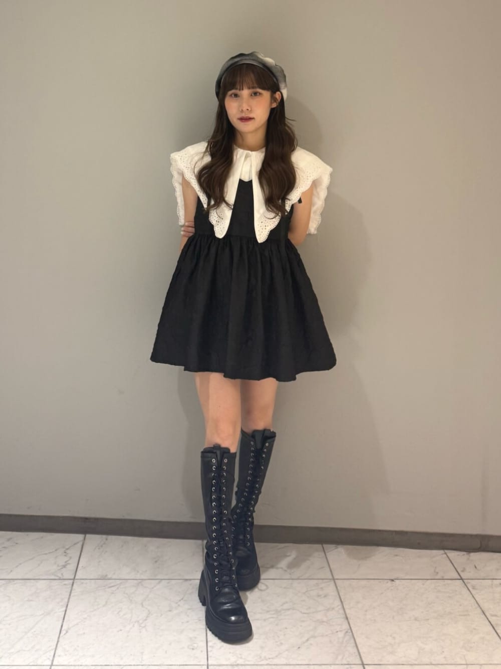 ブラック系のブーツ、ホワイト系のシャツ/ブラウス、ブラック系のワンピースを着用したレディースの夏コーディネートの1枚目の写真