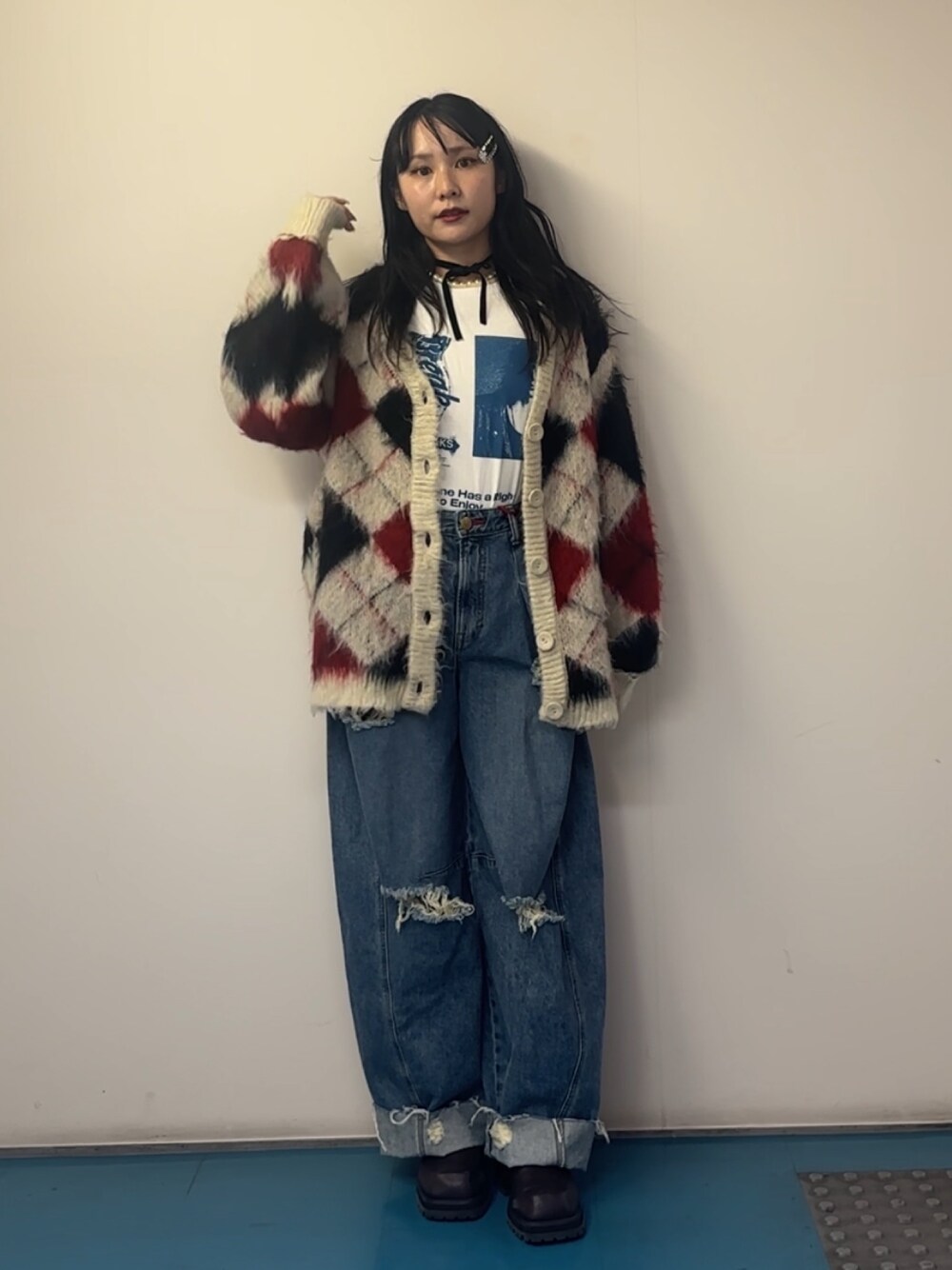 ホワイト系のカーディガン/ボレロ、ホワイト系のTシャツ/カットソー、ブルー系のデニムパンツを着用したレディースの秋コーディネートの1枚目の写真