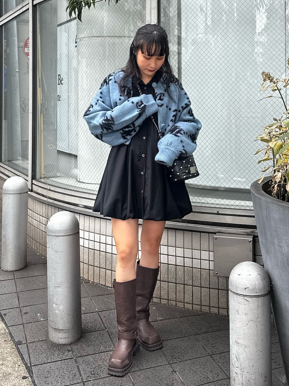 ブラウン系のブーツ、ブルー系のショルダーバッグ、ブルー系のカーディガン/ボレロを着用したレディースの秋コーディネートの1枚目の写真