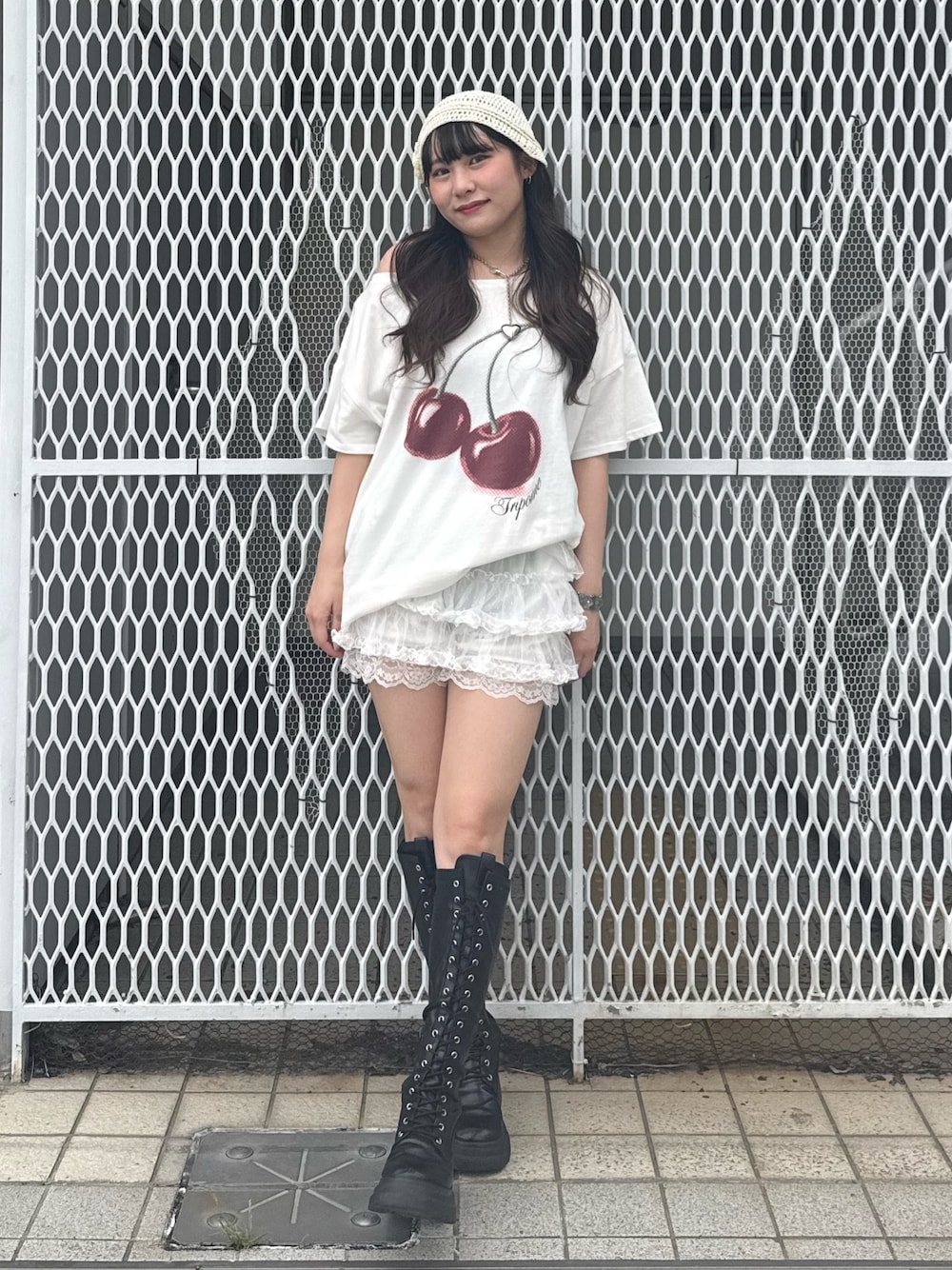 ブラック系のブーツ、ホワイト系のTシャツ/カットソー、ホワイト系のその他パンツを着用したレディースの夏コーディネートの1枚目の写真
