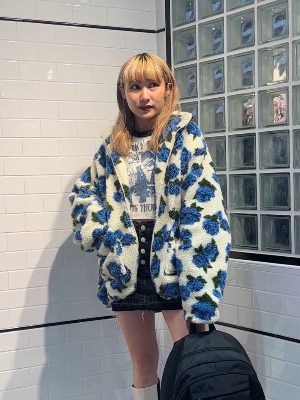 ホワイト系のTシャツ/カットソー、ホワイト系のブルゾン、ブラック系のデニムパンツを着用したレディースの秋コーディネートの1枚目の写真
