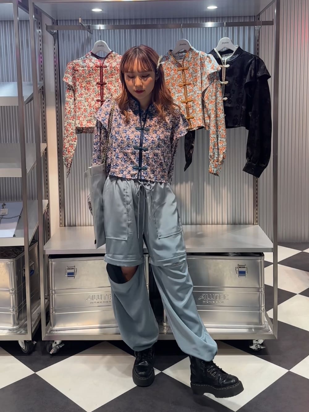 ピンク系のシャツ/ブラウス、シルバー系のトートバッグ、ブルー系のその他パンツを着用したレディースの春コーディネートの1枚目の写真