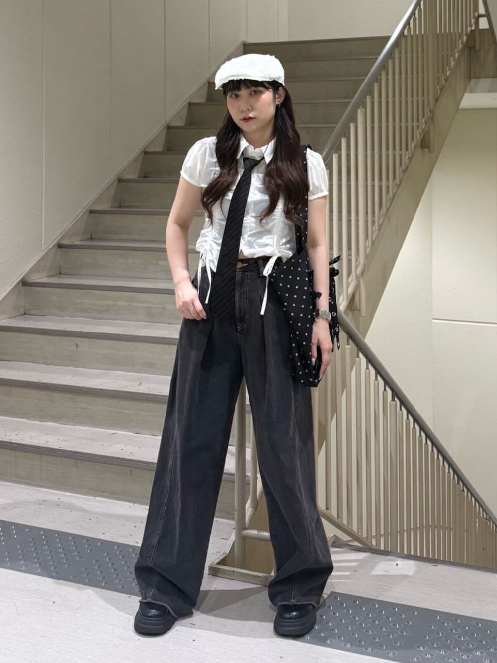 ブラック系のネクタイ、ブラック系のブーツ、ブラック系のデニムパンツを着用したレディースの夏コーディネートの1枚目の写真
