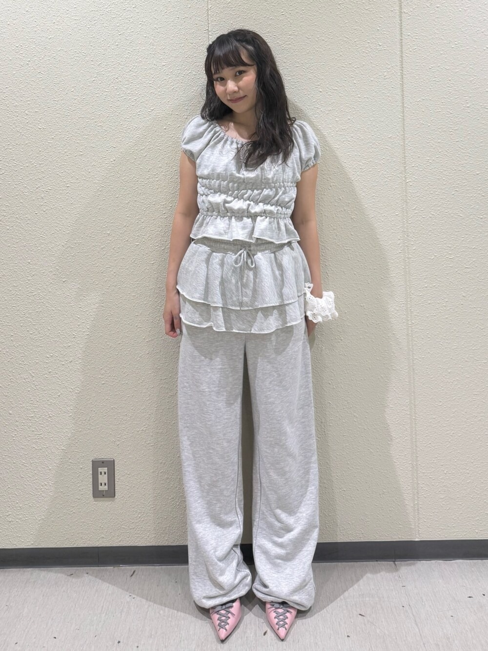 グレー系のスウェットパンツ、グレー系のTシャツ/カットソー、ピンク系のパンプスを着用したレディースの夏コーディネートの1枚目の写真
