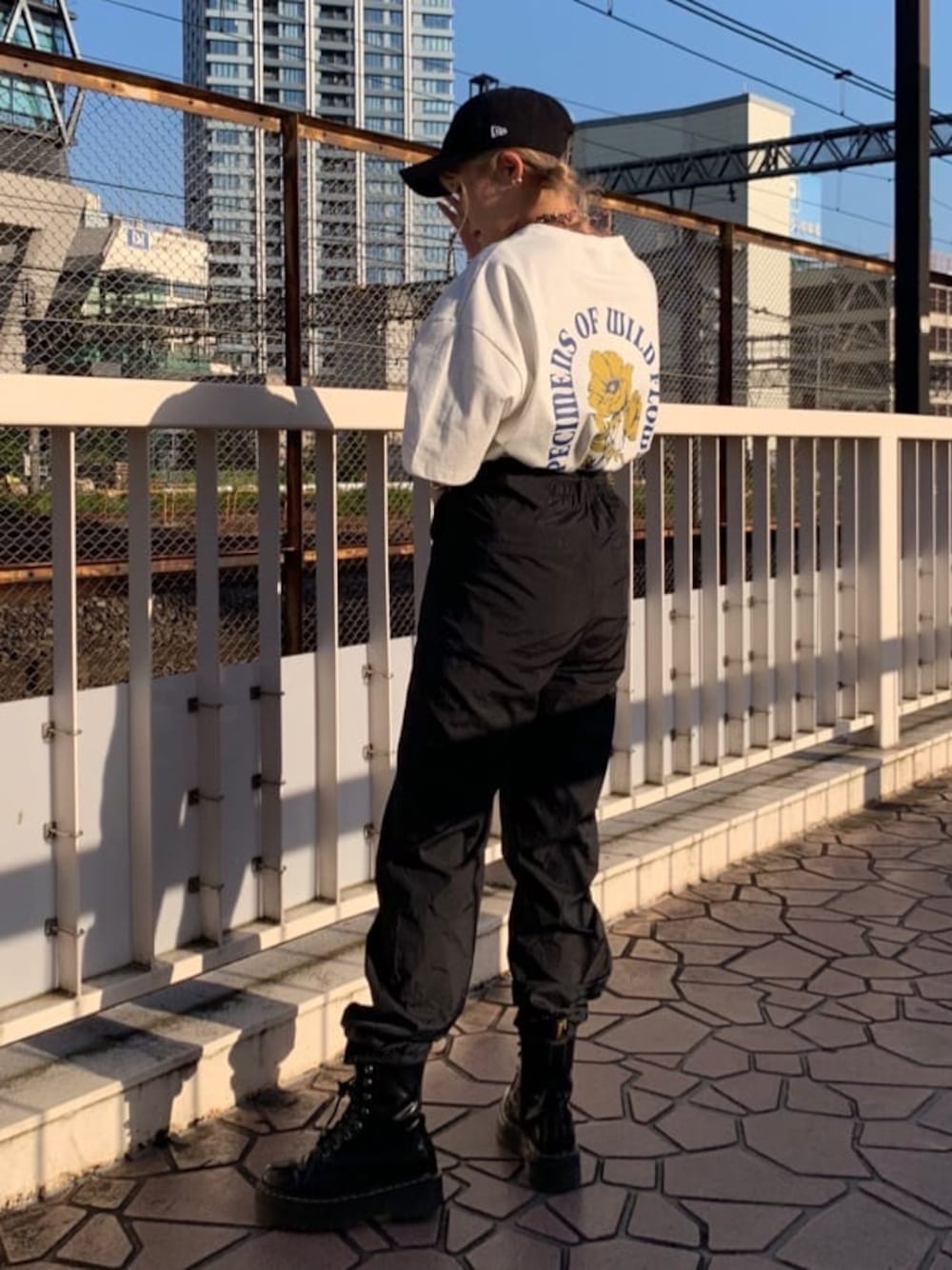 その他のTシャツ/カットソー、ホワイト系のTシャツ/カットソー、ブラック系のその他パンツを着用したレディースの夏コーディネートの1枚目の写真