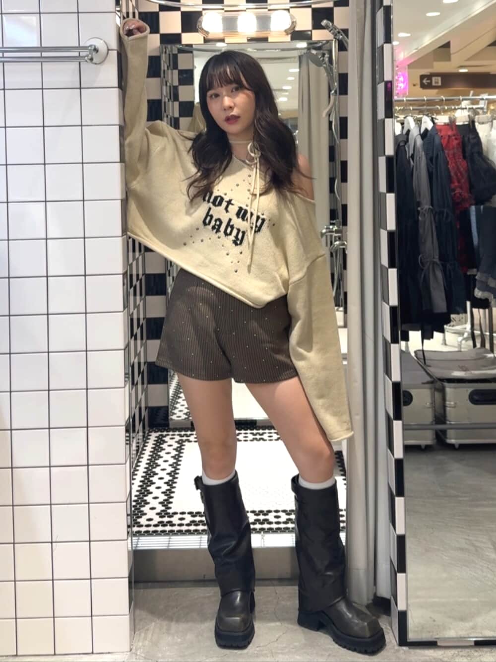 ブラウン系のその他パンツ、ブラック系のブーツ、ホワイト系のニット/セーターを着用したレディースの秋コーディネートの1枚目の写真