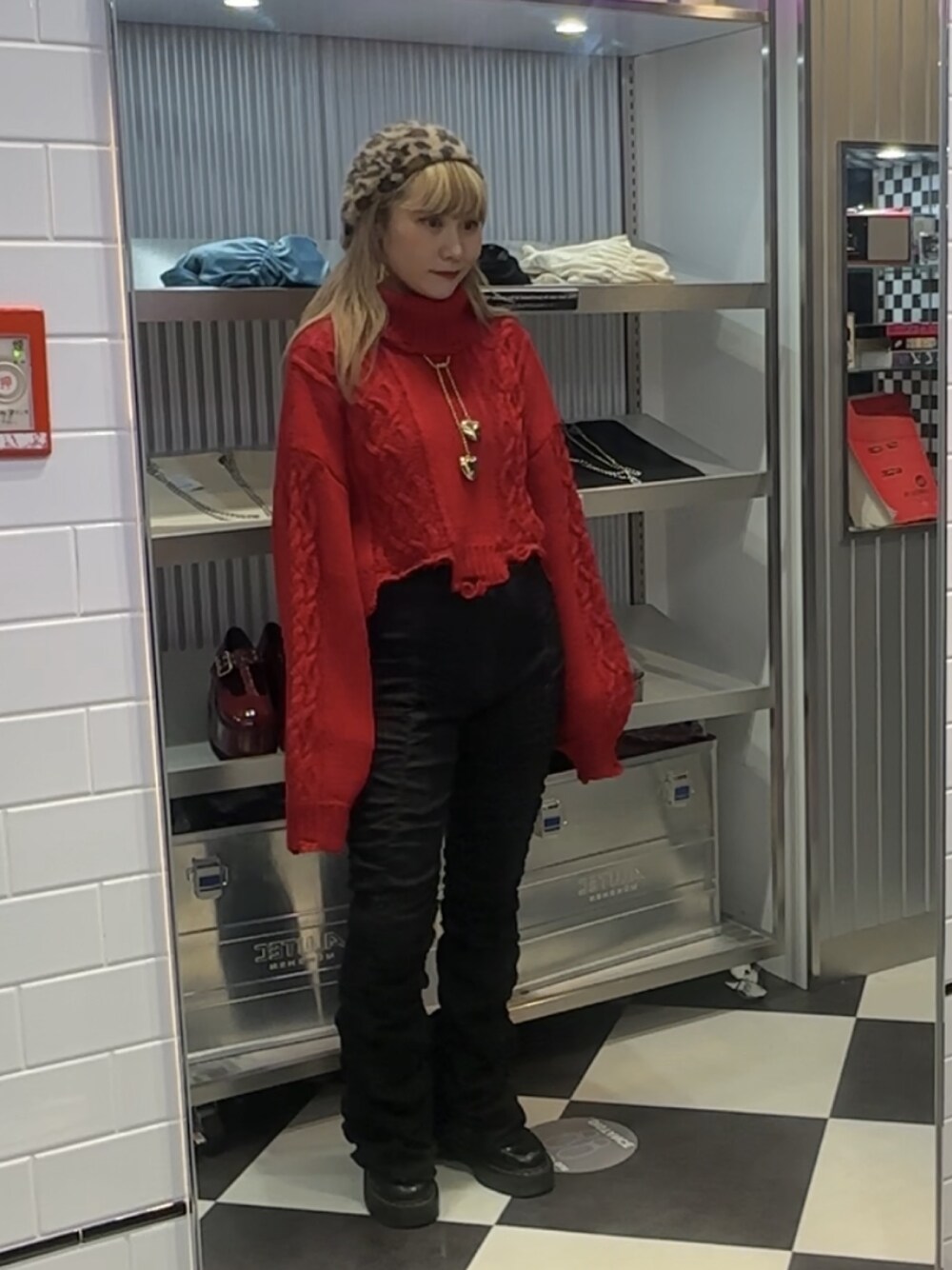 レッド系のニット/セーター、ブラック系のその他パンツ、ゴールド系のネックレスを着用したレディースの秋コーディネートの1枚目の写真