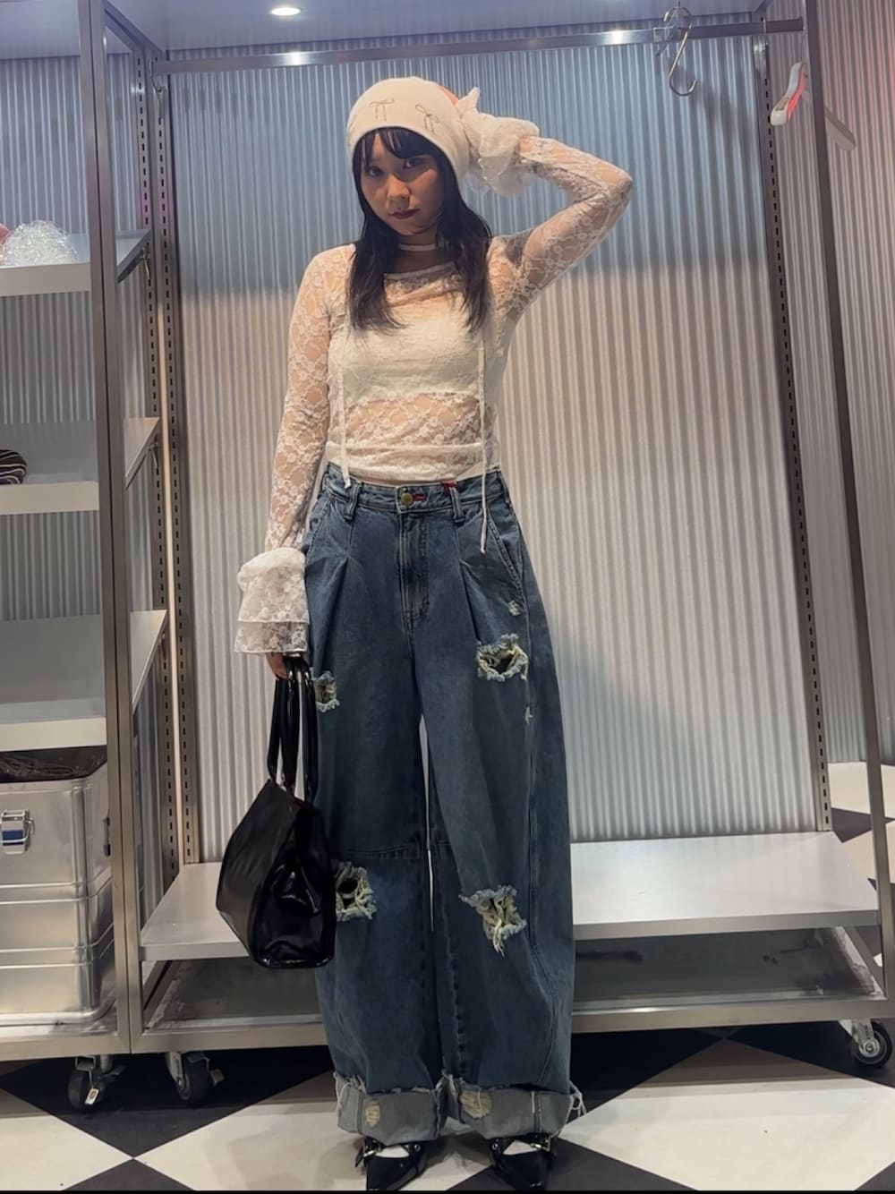 ホワイト系のTシャツ/カットソー、ブルー系のデニムパンツ、ブラック系のハンドバッグを着用したレディースの秋コーディネートの1枚目の写真