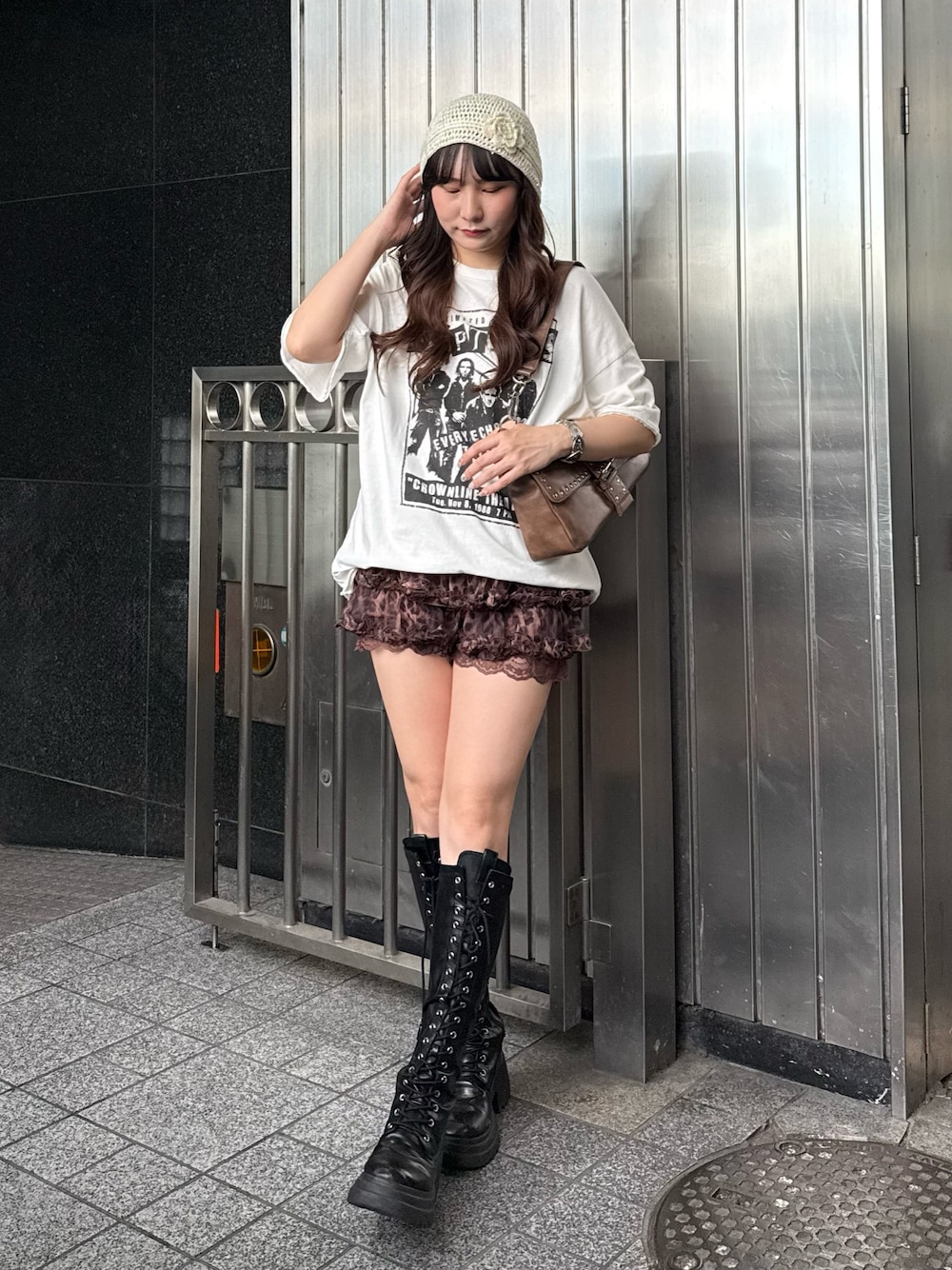 ホワイト系のTシャツ/カットソー、ブラウン系のその他パンツ、ブラウン系のハンドバッグを着用したレディースの夏コーディネートの1枚目の写真