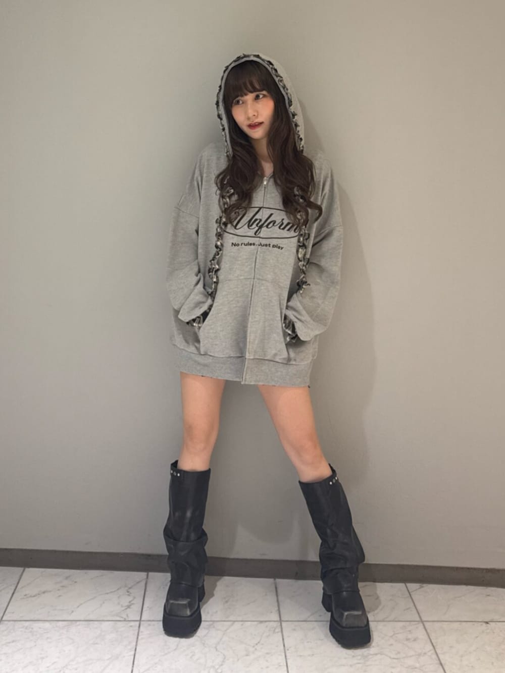 グレー系のその他トップス、ブラック系のブーツを着用したレディースの夏コーディネートの1枚目の写真