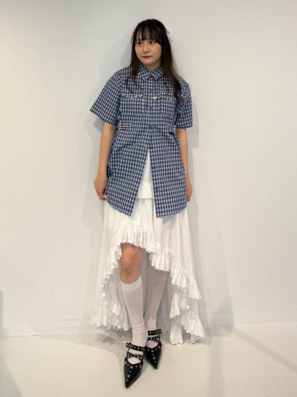 ブラック系のパンプス、ブルー系のシャツ/ブラウス、ホワイト系のスカートを着用したレディースの春コーディネートの1枚目の写真