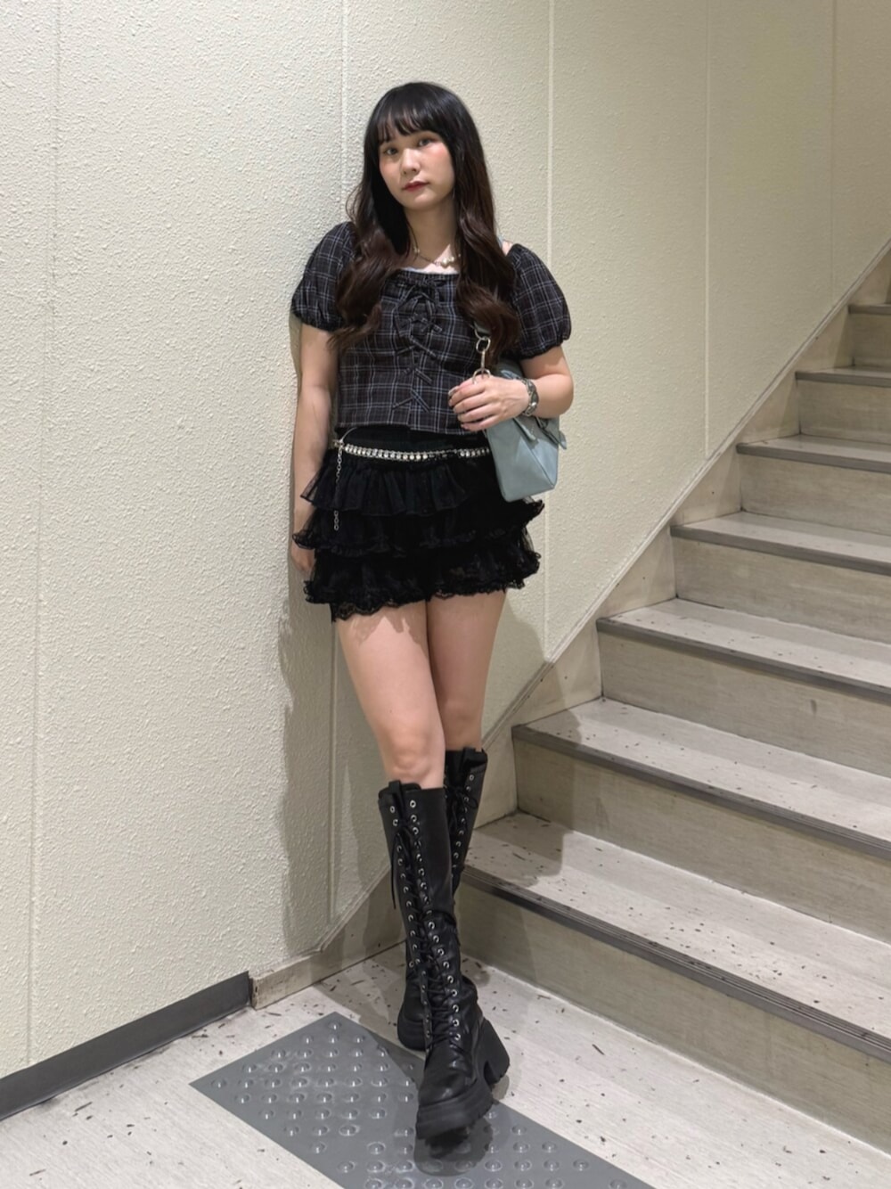 ブルー系のハンドバッグ、ブラック系のブーツ、ブラック系のその他パンツを着用したレディースの夏コーディネートの1枚目の写真