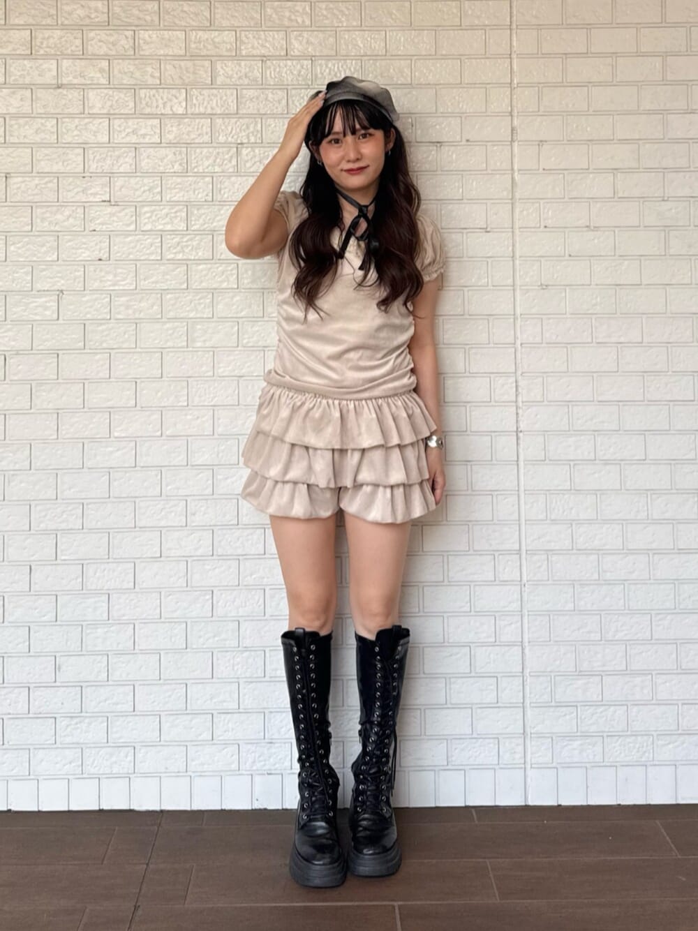 ブラック系のブーツ、ホワイト系のTシャツ/カットソー、ホワイト系のスカートを着用したレディースの夏コーディネートの1枚目の写真