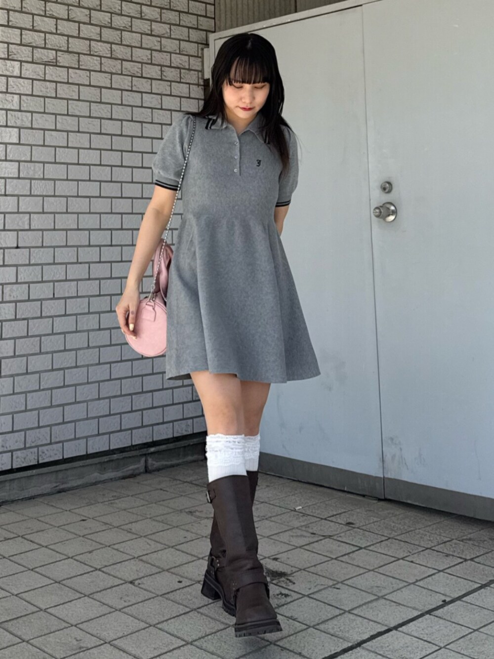 グレー系のワンピース、ピンク系のボストンバッグを着用したレディースの夏コーディネートの1枚目の写真