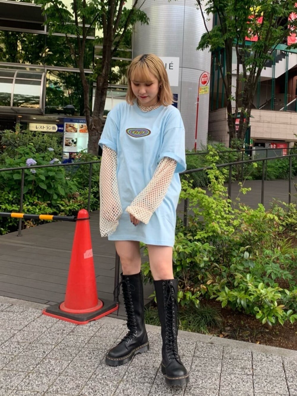 ブラック系のブーツ、ホワイト系のTシャツ/カットソー、ブルー系のTシャツ/カットソーを着用したレディースの春コーディネートの1枚目の写真