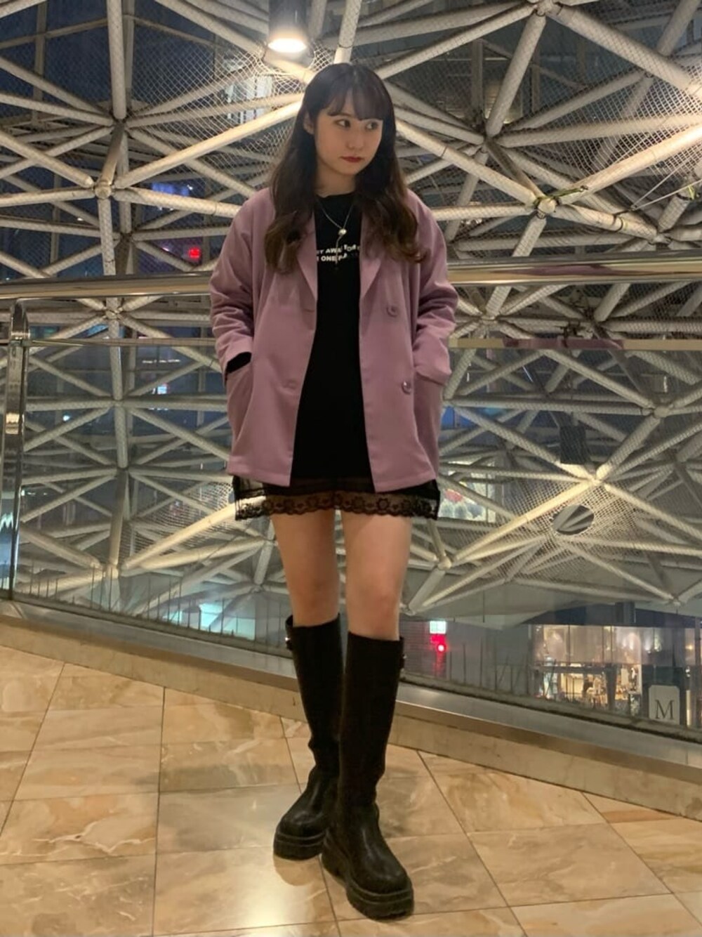 パープル系のテーラードジャケット、ブラック系のブーツ、ブラック系のTシャツ/カットソーを着用したレディースの春コーディネートの1枚目の写真