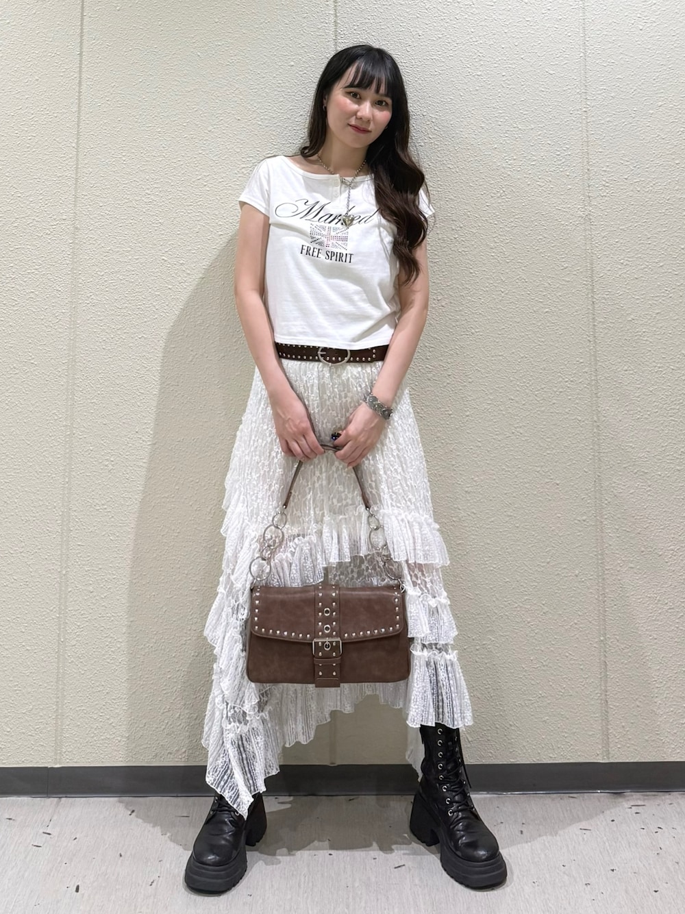 ブラック系のブーツ、ホワイト系のスカート、ホワイト系のTシャツ/カットソーを着用したレディースの春コーディネートの1枚目の写真