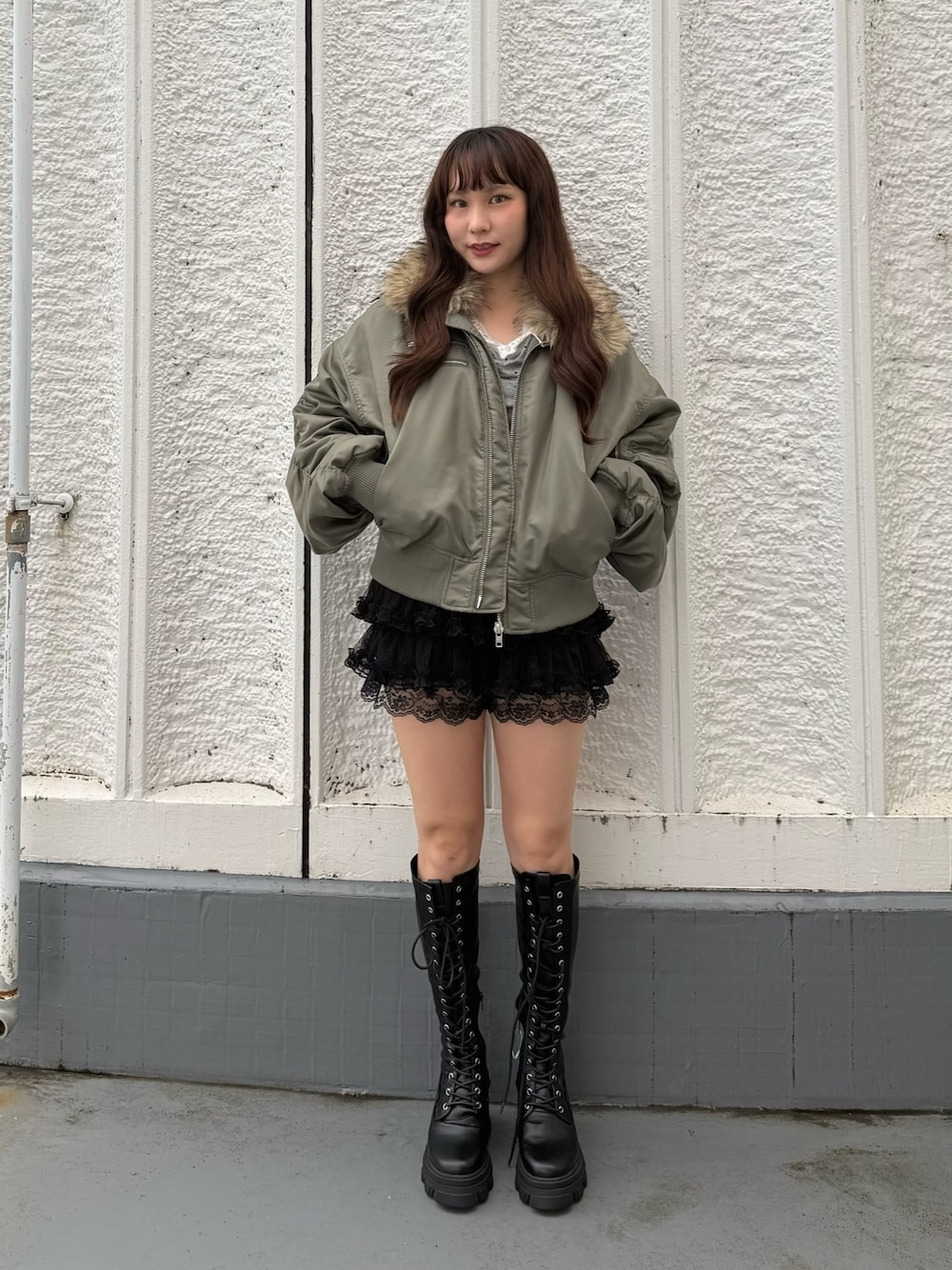グレー系のTシャツ/カットソー、グリーン系のMA-1、ブラック系のその他パンツを着用したレディースの秋コーディネートの1枚目の写真