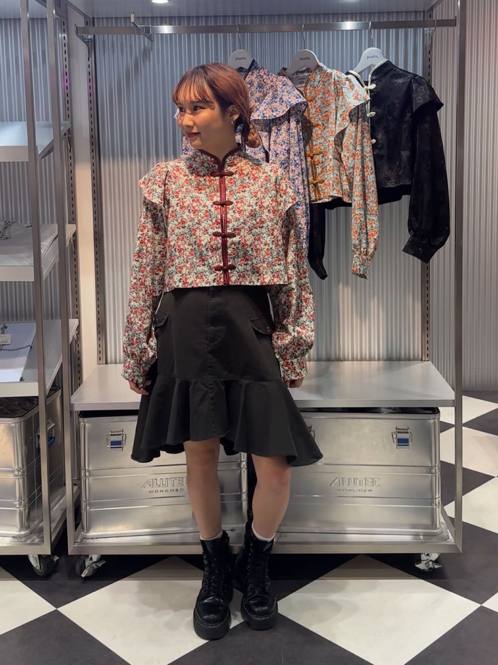 ブラック系のスカート、ホワイト系のシャツ/ブラウスを着用したレディースの春コーディネートの1枚目の写真