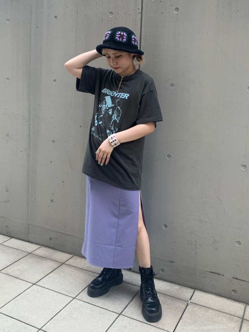 ブラック系のTシャツ/カットソー、パープル系のワンピース、ブラック系のハットを着用したレディースの夏コーディネートの1枚目の写真