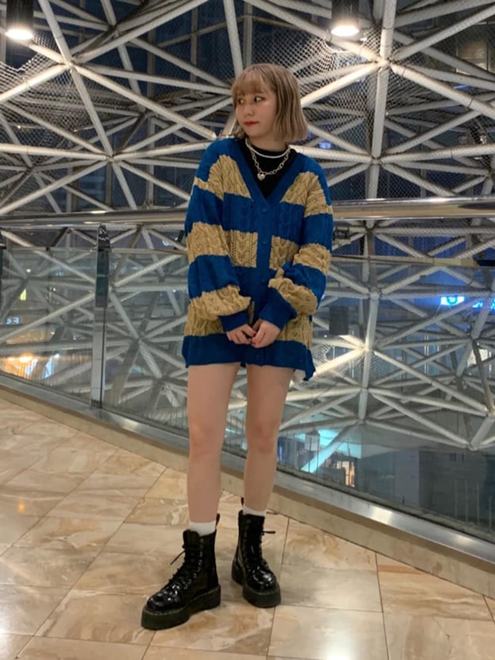 ブラック系のデニムパンツ、ブラック系のその他シューズ、ブルー系のカーディガン/ボレロを着用したレディースの春コーディネートの1枚目の写真