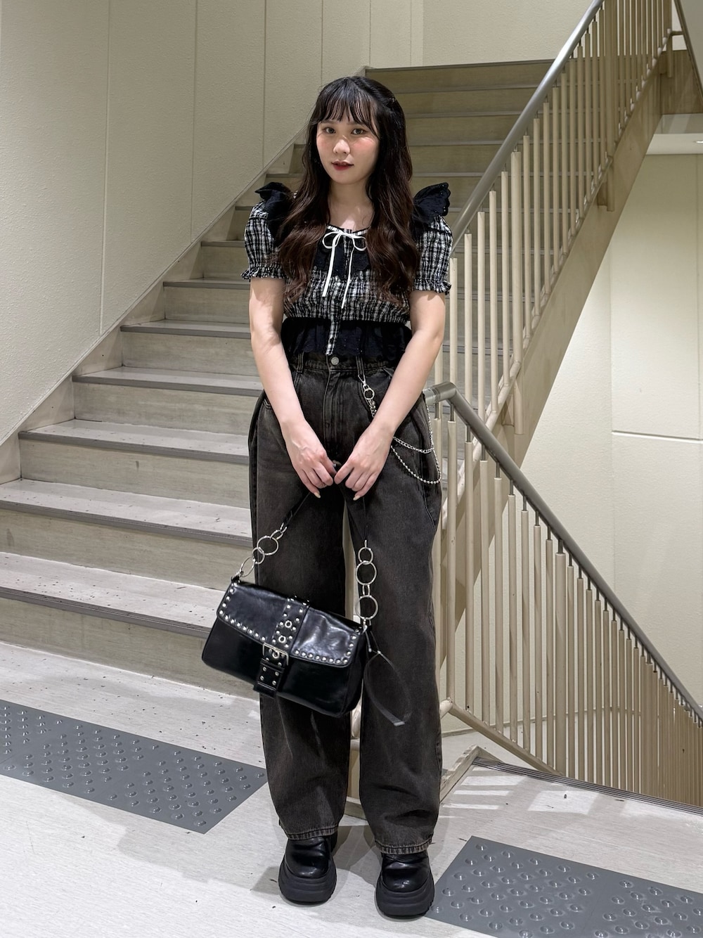 ブラック系のシャツ/ブラウス、ブラック系のデニムパンツ、ブラック系のハンドバッグを着用したレディースの春コーディネートの1枚目の写真