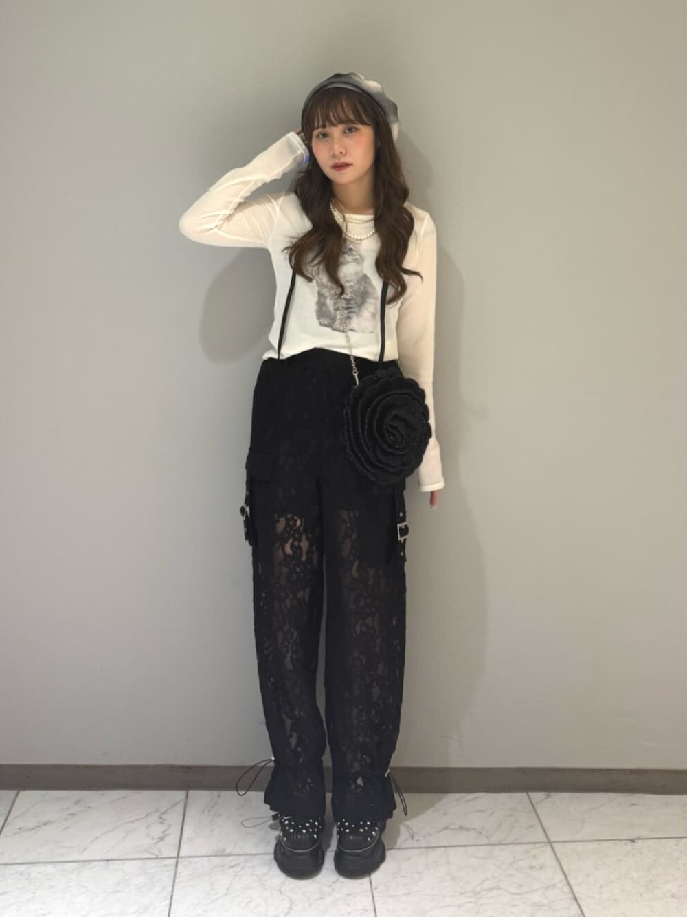ホワイト系のTシャツ/カットソー、ブラック系のサンダル、ブラック系のその他パンツを着用したレディースの夏コーディネートの1枚目の写真