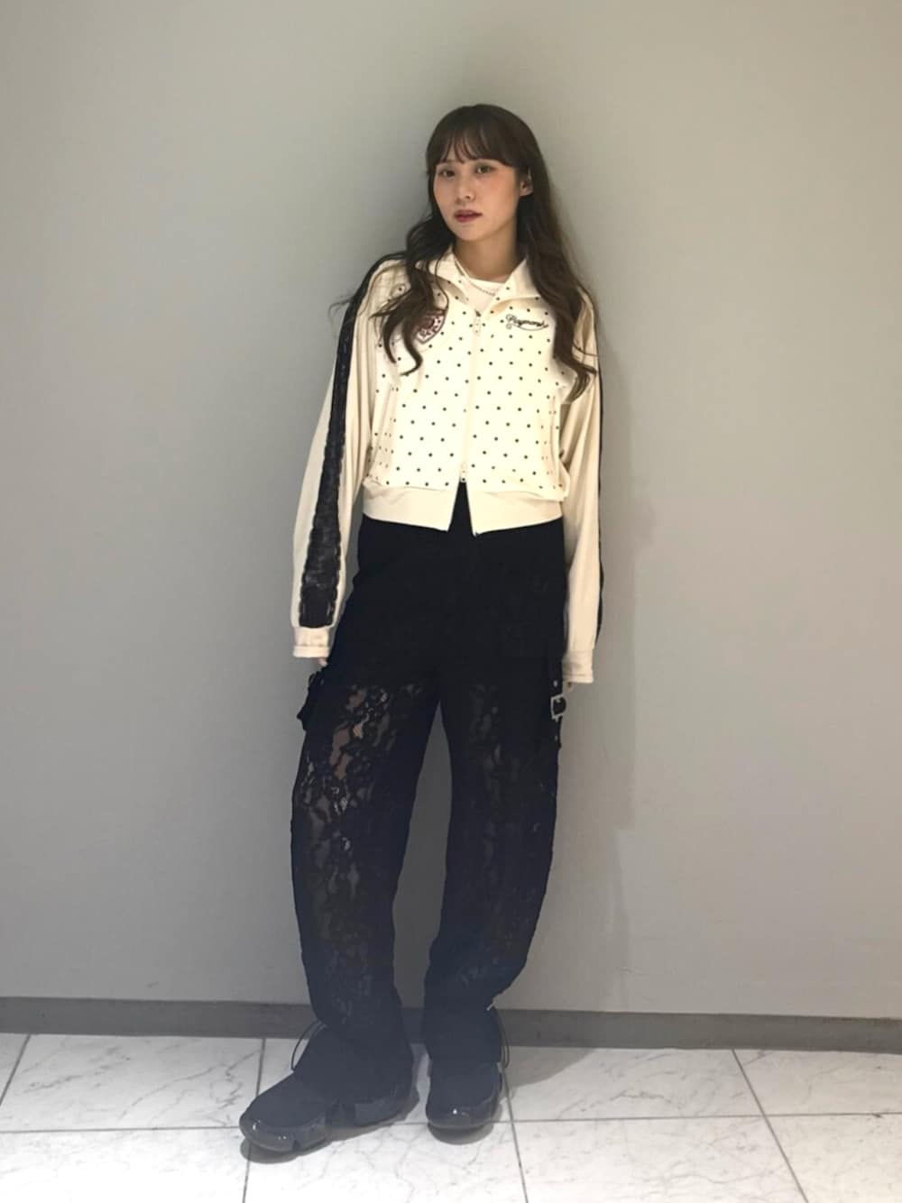 ホワイト系のTシャツ/カットソー、ブラック系のその他パンツ、ホワイト系のピアス(両耳用)を着用したレディースの夏コーディネートの1枚目の写真