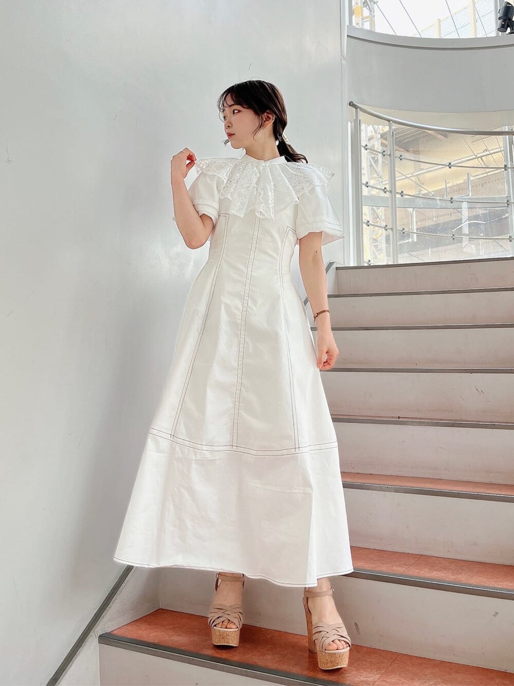 ベージュ系のサンダル、ホワイト系のワンピース、ホワイト系のシャツ/ブラウスを着用したレディースの春コーディネートの1枚目の写真