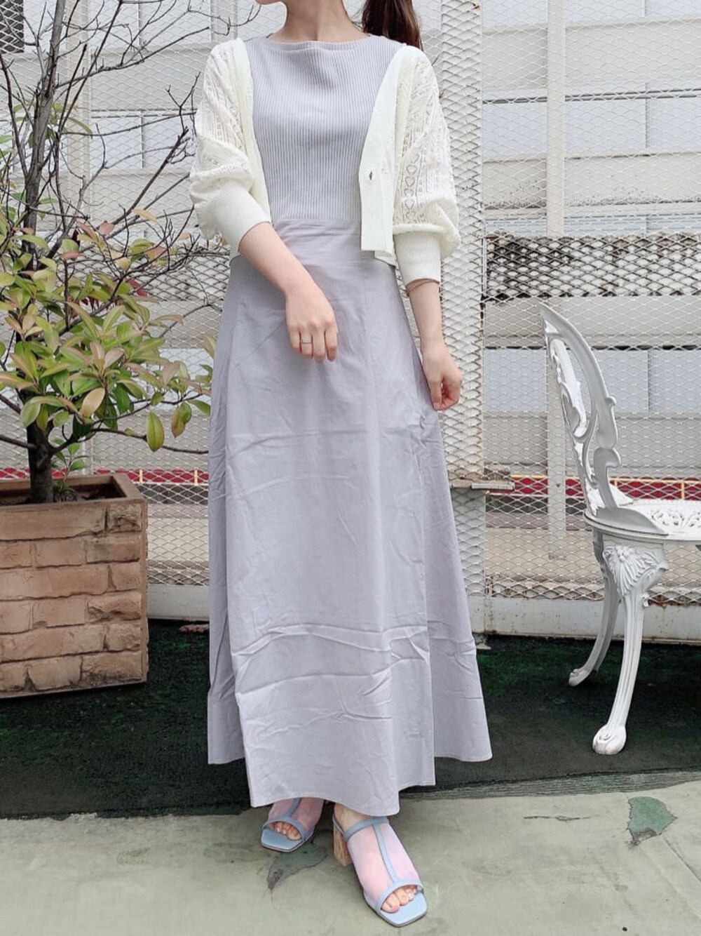 ブルー系のサンダル、グレー系のワンピース、ホワイト系のカーディガン/ボレロを着用したレディースの夏コーディネートの1枚目の写真
