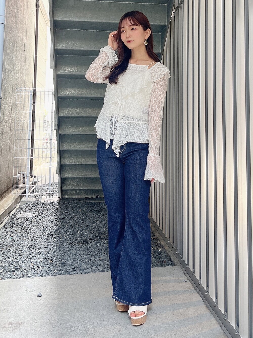 ホワイト系のTシャツ/カットソー、ブルー系のデニムパンツ、ホワイト系のサンダルを着用したレディースの夏コーディネートの1枚目の写真