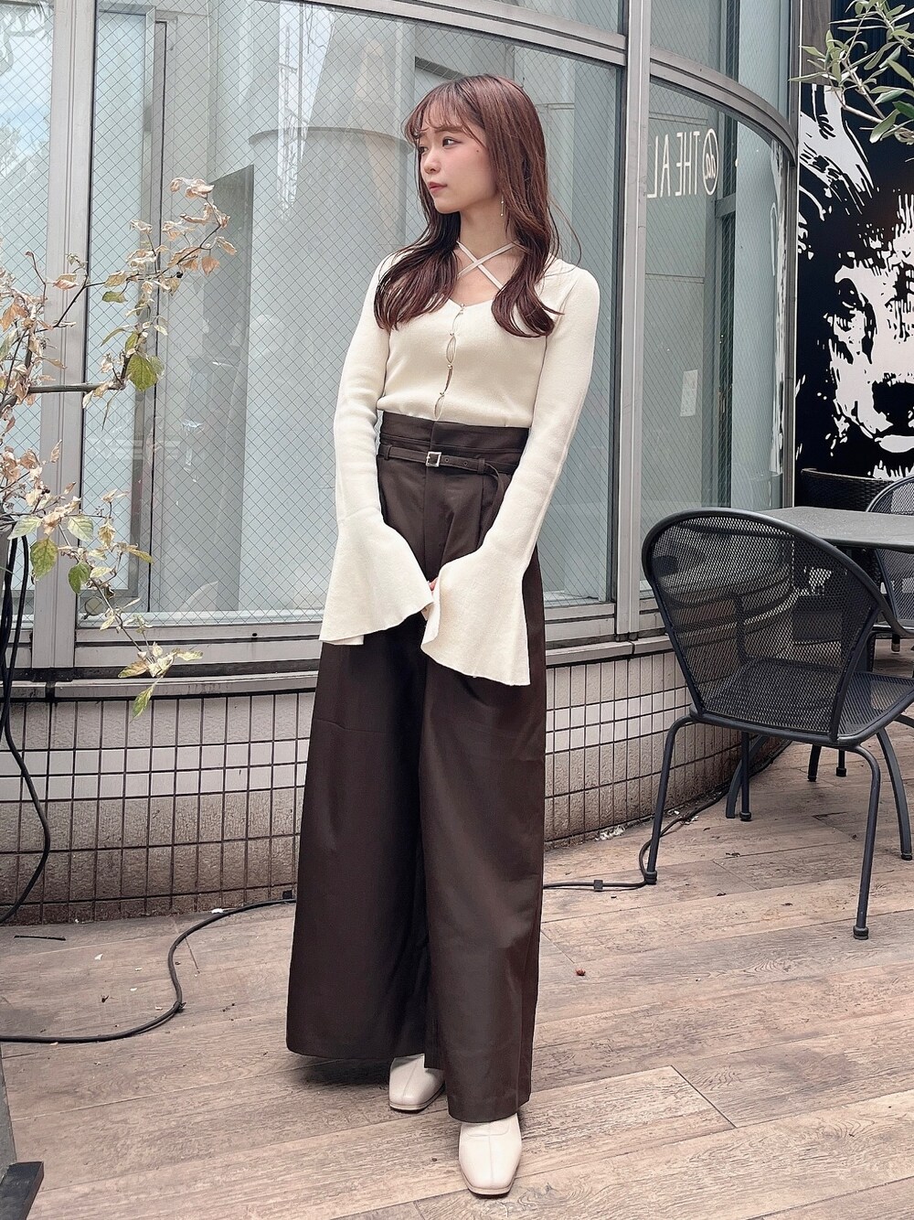 ホワイト系のニット/セーター、ブラウン系のその他パンツ、ホワイト系のブーツを着用したレディースの秋コーディネートの1枚目の写真