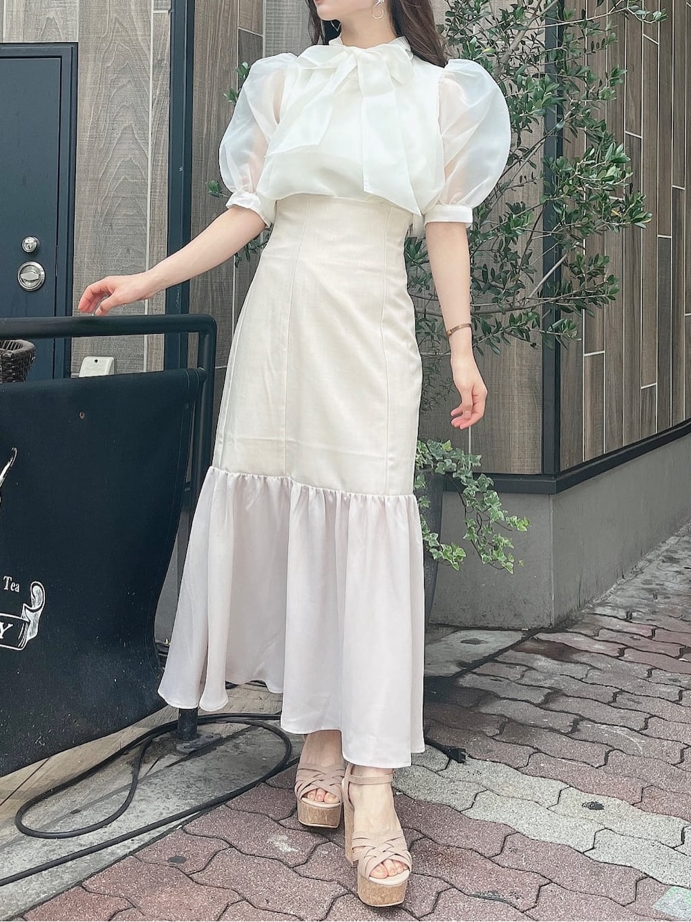ベージュ系のサンダル、ホワイト系のシャツ/ブラウス、ホワイト系のスカートを着用したレディースの夏コーディネートの1枚目の写真