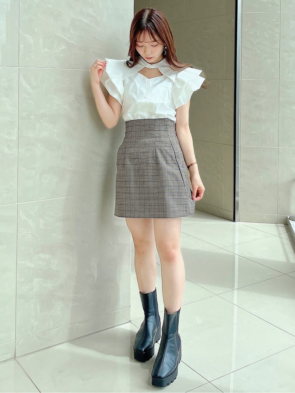 ホワイト系のシャツ/ブラウス、ブルー系のスカート、ブラック系のブーツを着用したレディースの秋コーディネートの1枚目の写真