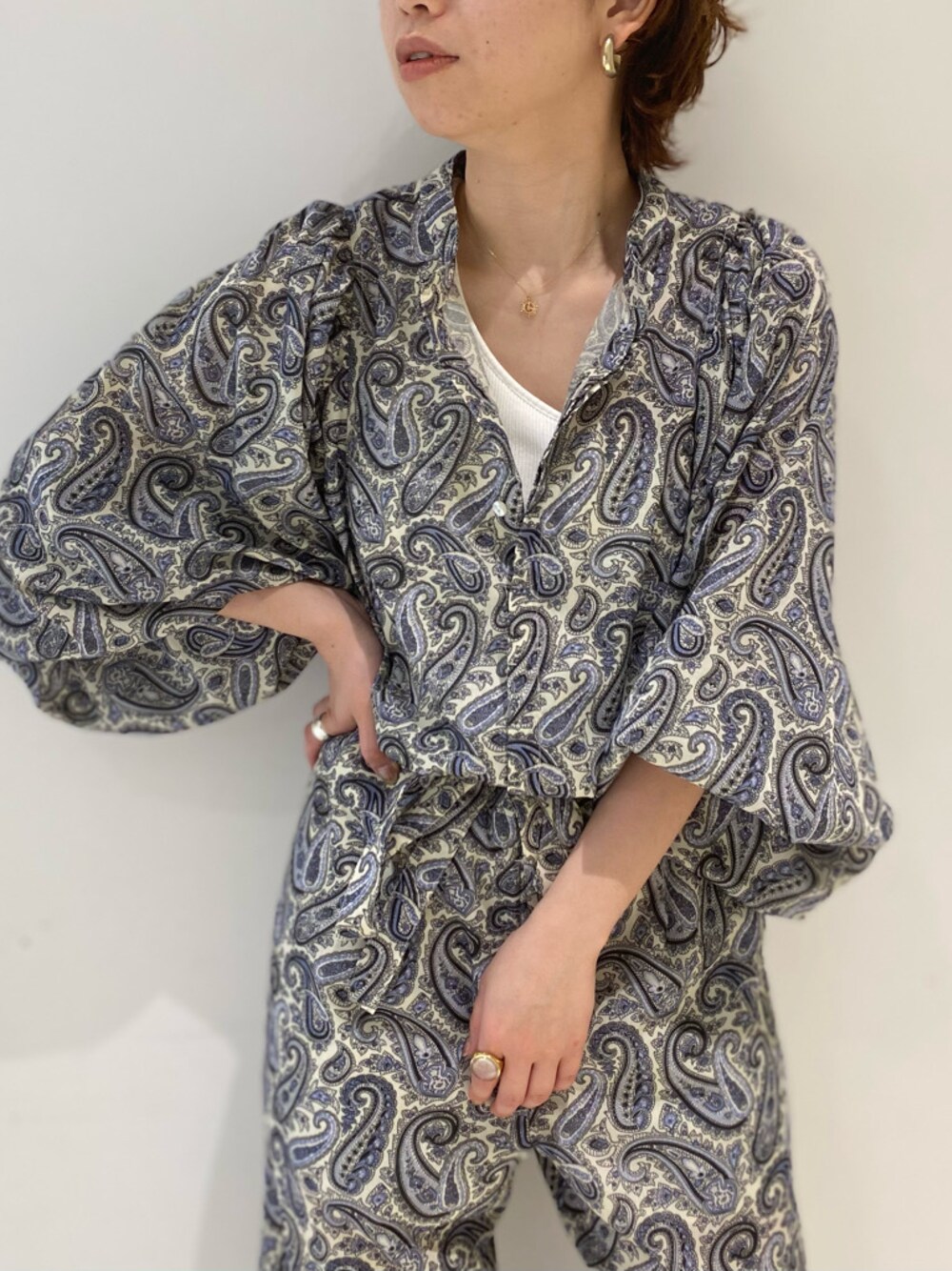 ブルー系のつなぎ/オールインワン、ホワイト系のタンクトップを着用したレディースの春コーディネートの1枚目の写真