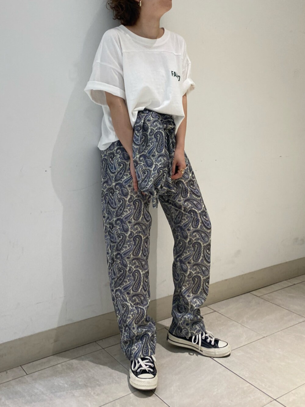 ブルー系のつなぎ/オールインワン、ホワイト系のTシャツ/カットソーを着用したレディースの春コーディネートの1枚目の写真