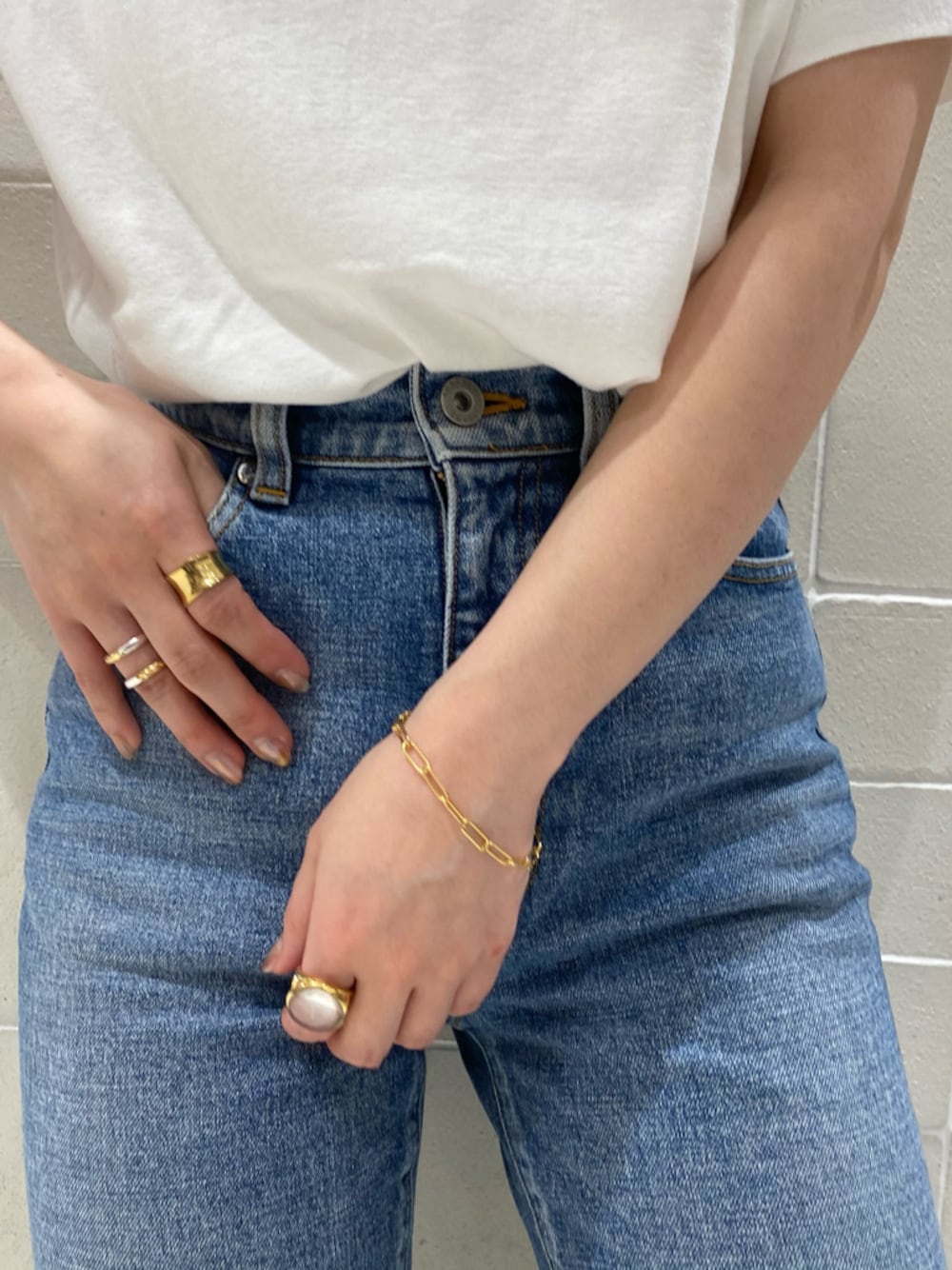 ゴールド系のリング、ゴールド系のブレスレットを着用したレディースの春コーディネートの1枚目の写真